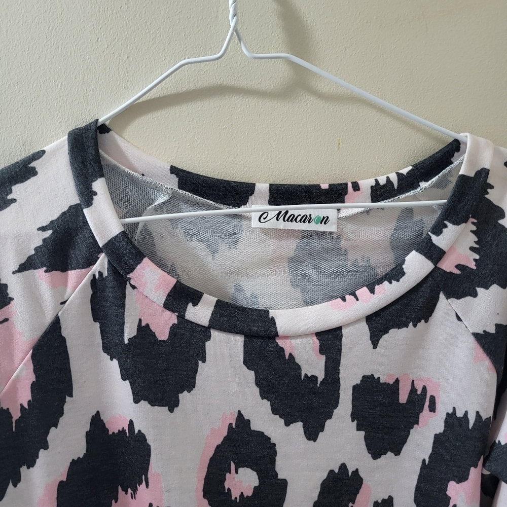 Macaron Sweatshirt Size M/L Nwot - Picture 2 of 3